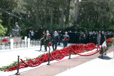 Suraxanı RİH kollektivi  Fəxri xiyabanda Ulu Öndər Heydər Əliyevin məzarını ziyarət edib