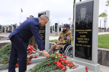 Suraxanı Rayon İcra Hakimiyyətinin başçısı Adil Əliyev, müavinləri və şöbə müdirləri 27 sentyabr - Anım Günü ilə əlaqədar Fəxri Xiyabanda Şəhidlərin məzarını ziyarət edərək gül dəstələri düzüb, onların əziz xatirəsini ehtiramla yad ediblər
