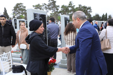 Suraxanı Rayon İcra Hakimiyyətinin başçısı Adil Əliyev, müavinləri və şöbə müdirləri 27 sentyabr - Anım Günü ilə əlaqədar Fəxri Xiyabanda Şəhidlərin məzarını ziyarət edərək gül dəstələri düzüb, onların əziz xatirəsini ehtiramla yad ediblər