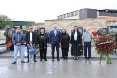 Suraxanı Rayon İcra Hakimiyyətinin başçısı Adil Əliyev və müavinləri Yeni Suraxanı, Binə, Hövsan, Zığ, Sabunçu və Qala qəsəbələrində vətənimizin müstəqilliyi və ərazi bütövlüyü uğrunda canlarını fəda etmiş şəhidlərimizin məzarlarını ziyarət ediblər