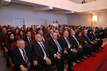 Suraxanıda “Konstitusiya və Suverenlik İli” çərçivəsində Şanlı tariximizin ən şərəfli və qürurverici səhifələrinə həkk olunmuş 8 noyabr – Zəfər gününün 5-ci ildönümü münasibətilə “Zəfər Bayrağına düzlən!” adlı vətənpərvərlik tədbiri keçirilib