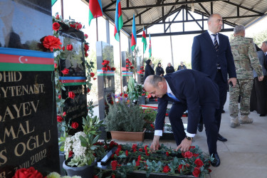 Suraxanı Rayon İcra Hakimiyyətinin başçısı Adil Əliyev və müavinləri Yeni Suraxanı, Binə, Hövsan, Zığ, Sabunçu və Qala qəsəbələrində vətənimizin müstəqilliyi və ərazi bütövlüyü uğrunda canlarını fəda etmiş şəhidlərimizin məzarlarını ziyarət ediblər