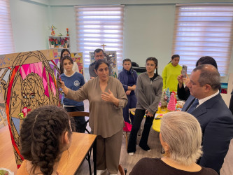 31 Dekabr - Dünya Azərbaycanlılarının Həmrəyliyi Günü və Yeni il bayramı münasibətilə Suraxanı Rayon İcra Hakimiyyətinin başçısı Adil Əliyev və müavinləri "Azərbaycan Uşaqları" İctimai Birliyinin nəzdində 2007-ci ildən fəaliyyət göstərən Uşaq Sığınacağı - Reinteqrasiya Mərkəzinin sakinlərini ziyarət ediblər