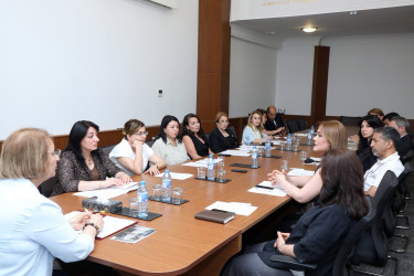 İyulun 23-də Azərbaycan Respublikasının Ailə, Qadın və Uşaq Problemləri üzrə Dövlət Komitəsi tərəfindən yaradılan Məişət zorakılığının qarşısının alınması sahəsində Monitorinq və Əlaqələndirmə Qrupunun növbəti iclasında Suraxanı Rayon İcra Hakimiyyəti başçısının müavini, Monitorinq və Əlaqələndirmə qrupunun sədri Könül Axundova iştirak edib
