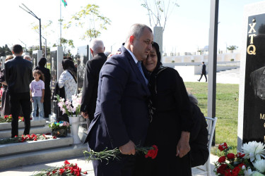 Suraxanı Rayon İcra Hakimiyyətinin başçısı Adil Əliyev, müavinləri və sektor müdirləri 27 sentyabr - Anım Günü ilə əlaqədar Fəxri Xiyabanda Şəhidlərin məzarını ziyarət edərək gül dəstələri düzüb, onların əziz xatirəsini ehtiramla yad ediblər