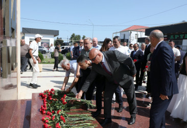 “Şəhərsalma və Memarlıq İli” çərçivəsində Suraxanı Rayon İcra Hakimiyyəti tərəfindən rayon ərazisində həyata keçirilən genişmiqyaslı abadlıq-quruculuq tədbirləri davam edərək Yeni Suraxanı qəsəbəsində də əsaslı yenidənqurma işləri aparılıb