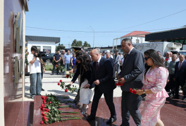 “Şəhərsalma və Memarlıq İli” çərçivəsində Suraxanı Rayon İcra Hakimiyyəti tərəfindən rayon ərazisində həyata keçirilən genişmiqyaslı abadlıq-quruculuq tədbirləri davam edərək Yeni Suraxanı qəsəbəsində də əsaslı yenidənqurma işləri aparılıb
