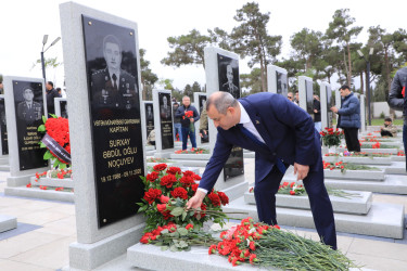 Suraxanı Rayon İcra Hakimiyyətinin başçısı Adil Əliyev, müavinləri və şöbə müdirləri 27 sentyabr - Anım Günü ilə əlaqədar Fəxri Xiyabanda Şəhidlərin məzarını ziyarət edərək gül dəstələri düzüb, onların əziz xatirəsini ehtiramla yad ediblər