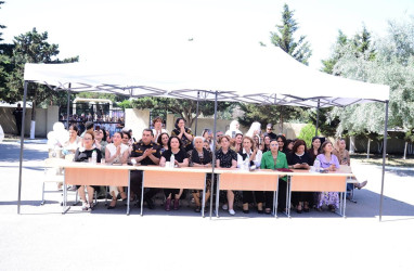 Bu gün ümumtəhsil müəssisələrində “Son zəng” çalınıb Bu münasibətlə Suraxanı rayonunun bütün məktəblərində “Son zəng” tədbirlərində Rayon İcra Hakimiyyəti başçısı Aparatının, qəsəbə inzibati ərazi dairələri üzrə nümayəndəliklərin və bələdiyyələrin məsul əməkdaşları iştirak edərək Rayon İcra Hakimiyyəti başçısının təbriklərini çatdırıblar.