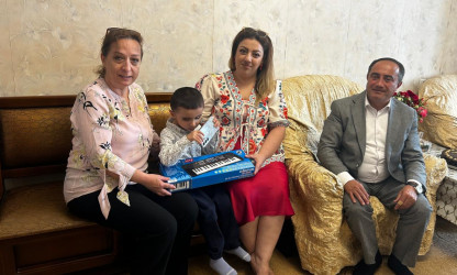 “İnsan Hüquqları Aylığı” çərçivəsində Suraxanı rayon İcra Hakimiyyətinin təşəbbüsü ilə qəsəbə bələdiyyələrində yaradılmış “Gender məsələləri və məişət zorakılığı ilə mübarizəyə dair komissiya” tərəfindən “1 İyun –Uşaqların Beynəlxalq Müdafiəsi Günü” münasibətilə aztəminatlı ailələrin xüsusi qayğıya ehtiyacı olan uşaqları ziyarət olunub və onlara hədiyyələr təqdim edilib