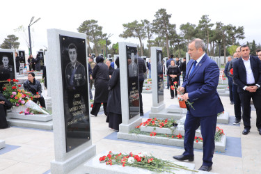 Suraxanı Rayon İcra Hakimiyyətinin başçısı Adil Əliyev, müavinləri və şöbə müdirləri 27 sentyabr - Anım Günü ilə əlaqədar Fəxri Xiyabanda Şəhidlərin məzarını ziyarət edərək gül dəstələri düzüb, onların əziz xatirəsini ehtiramla yad ediblər