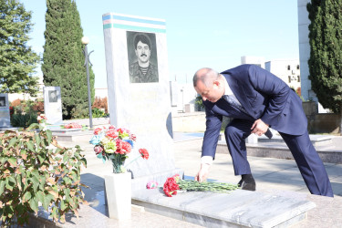 Suraxanı Rayon İcra Hakimiyyətinin başçısı Adil Əliyev və müavinləri Yeni Suraxanı, Binə, Hövsan, Zığ, Sabunçu və Qala qəsəbələrində vətənimizin müstəqilliyi və ərazi bütövlüyü uğrunda canlarını fəda etmiş şəhidlərimizin məzarlarını ziyarət ediblər