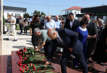 “Şəhərsalma və Memarlıq İli” çərçivəsində Suraxanı Rayon İcra Hakimiyyəti tərəfindən rayon ərazisində həyata keçirilən genişmiqyaslı abadlıq-quruculuq tədbirləri davam edərək Yeni Suraxanı qəsəbəsində də əsaslı yenidənqurma işləri aparılıb