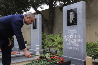 Suraxanı Rayon İcra Hakimiyyətinin başçısı Adil Əliyev, müavinləri və şöbə müdirləri 27 sentyabr - Anım Günü ilə əlaqədar Fəxri Xiyabanda Şəhidlərin məzarını ziyarət edərək gül dəstələri düzüb, onların əziz xatirəsini ehtiramla yad ediblər