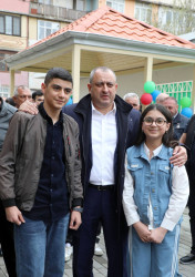 Qeyd edək ki, aprelin 25-də Suraxanı Rayon İcra Hakimiyyətinin təşkilatçılığı ilə Hövsan qəsəbəsi, Rüfət Abdullayev küçəsi məhəllə 14/15 ünvanda yeni təmir olunmuş məhəllənin açılışı olub