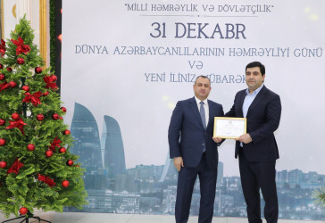 31 Dekabr - Dünya Azərbaycanlılarının Həmrəyliyi Günü və Yeni il bayramı münasibətilə rayonun ictimai həyatında fəal iştirakına görə bir qrup şəxs Rayon İcra Hakimiyyəti başçısının və YAP Suraxanı Rayon Təşkilatının Fəxri Fərmanları ilə təltif olunublar