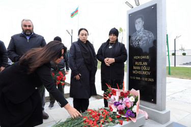 Suraxanı Rayon İcra Hakimiyyətinin başçısı Adil Əliyev, müavinləri və şöbə müdirləri 27 sentyabr - Anım Günü ilə əlaqədar Fəxri Xiyabanda Şəhidlərin məzarını ziyarət edərək gül dəstələri düzüb, onların əziz xatirəsini ehtiramla yad ediblər