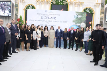Suraxanı Rayon İcra Hakimiyyətinin və YAP Suraxanı Rayon Təşkilatının birgə təqdimatında “Konstitusiya və suverenlik ili” çərçivəsində 31 Dekabr - Dünya Azərbaycanlılarının Həmrəyliyi Günü və Yeni il bayramı münasibətilə “Milli həmrəylik və dövlətçilik” adlı tədbir keçirilib