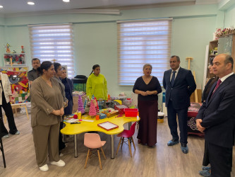 31 Dekabr - Dünya Azərbaycanlılarının Həmrəyliyi Günü və Yeni il bayramı münasibətilə Suraxanı Rayon İcra Hakimiyyətinin başçısı Adil Əliyev və müavinləri "Azərbaycan Uşaqları" İctimai Birliyinin nəzdində 2007-ci ildən fəaliyyət göstərən Uşaq Sığınacağı - Reinteqrasiya Mərkəzinin sakinlərini ziyarət ediblər