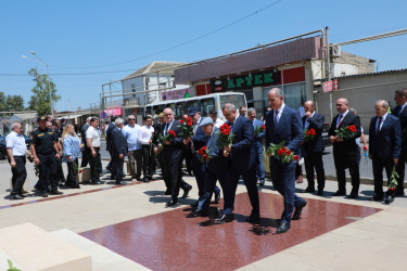 Suraxanı rayonunda Heydər Əliyevin hakimiyyətə birinci gəlişinin 56-cı ildönümü münasibətilə Suraxanı rayonu, Yeni Suraxanı qəsəbəsi, 14 İyul küçəsində Ulu öndərin siyasi hakimiyyətə gəlişini əks etdirən Xatirə kompleksi ziyarət olunub.