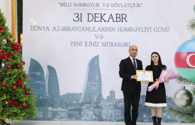 31 Dekabr - Dünya Azərbaycanlılarının Həmrəyliyi Günü və Yeni il bayramı münasibətilə rayonun ictimai həyatında fəal iştirakına görə bir qrup şəxs Rayon İcra Hakimiyyəti başçısının və YAP Suraxanı Rayon Təşkilatının Fəxri Fərmanları ilə təltif olunublar