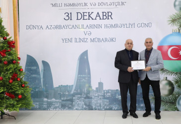 31 Dekabr - Dünya Azərbaycanlılarının Həmrəyliyi Günü və Yeni il bayramı münasibətilə rayonun ictimai həyatında fəal iştirakına görə bir qrup şəxs Rayon İcra Hakimiyyəti başçısının və YAP Suraxanı Rayon Təşkilatının Fəxri Fərmanları ilə təltif olunublar