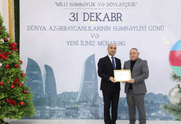 31 Dekabr - Dünya Azərbaycanlılarının Həmrəyliyi Günü və Yeni il bayramı münasibətilə rayonun ictimai həyatında fəal iştirakına görə bir qrup şəxs Rayon İcra Hakimiyyəti başçısının və YAP Suraxanı Rayon Təşkilatının Fəxri Fərmanları ilə təltif olunublar