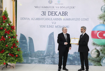 31 Dekabr - Dünya Azərbaycanlılarının Həmrəyliyi Günü və Yeni il bayramı münasibətilə rayonun ictimai həyatında fəal iştirakına görə bir qrup şəxs Rayon İcra Hakimiyyəti başçısının və YAP Suraxanı Rayon Təşkilatının Fəxri Fərmanları ilə təltif olunublar