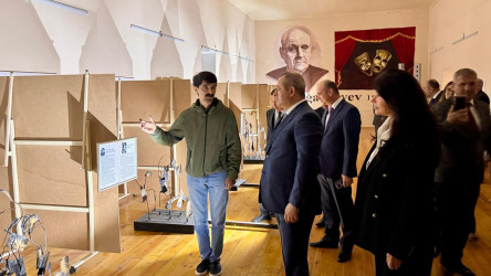 Suraxanı Rayon İcra Hakimiyyətinin başçısı Adil Əliyev Hövsan qəsəbəsində yerləşən "Mirzəağa Əliyev adına Mədəniyyət Evi"nin təşkil etdiyi “Kölgənin əzəməti” adlı sərgiyə baxış keçirib