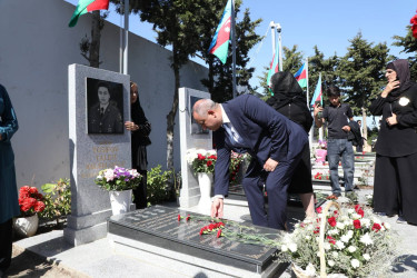Suraxanı Rayon İcra Hakimiyyətinin başçısı Adil Əliyev, müavinləri və sektor müdirləri 27 sentyabr - Anım Günü ilə əlaqədar Fəxri Xiyabanda Şəhidlərin məzarını ziyarət edərək gül dəstələri düzüb, onların əziz xatirəsini ehtiramla yad ediblər