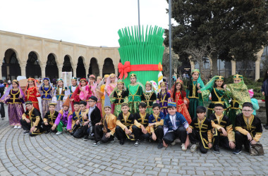 Baharın gəlişinin carçısı olan Novruz bayramı Suraxanı rayonunda böyük izdihamla qeyd olunub. Martın 17-də “Atəşgah məbədi” Dövlət Tarix-Memarlıq Qoruğunda Suraxanı Rayon İcra Hakimiyyətinin təşkilatçılığı ilə “Şəhərsalma və Memarlıq İli” çərçivəsində “Baharın memarlıq izi” adlı Novruz Festivalı keçirilib