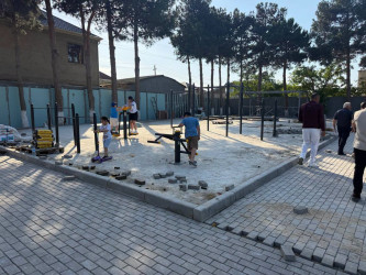 Rayon İcra Hakimiyyətinin başçısı Adil Əliyev Yeni Suraxanı qəsəbəsində aparılan əsaslı yenidənqurma işləri ilə yerində tanış olub