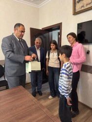 “İnsan Hüquqları Aylığı” çərçivəsində Suraxanı rayon İcra Hakimiyyətinin təşəbbüsü ilə qəsəbə bələdiyyələrində yaradılmış “Gender məsələləri və məişət zorakılığı ilə mübarizəyə dair komissiya” tərəfindən “1 İyun –Uşaqların Beynəlxalq Müdafiəsi Günü” münasibətilə aztəminatlı ailələrin xüsusi qayğıya ehtiyacı olan uşaqları ziyarət olunub və onlara hədiyyələr təqdim edilib