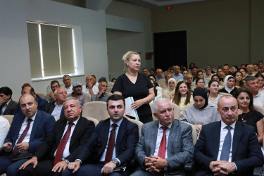 Sentyabrın 10-da Suraxanı Rayon İcra Hakimiyyətinin başçısı Adil Əliyev Bülbülə qəsəbəsində yerləşən 327 saylı tam orta məktəbdə sakinlərlə səyyar görüş keçirib