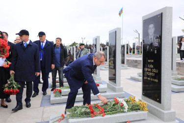 Suraxanı Rayon İcra Hakimiyyətinin başçısı Adil Əliyev, müavinləri və şöbə müdirləri 27 sentyabr - Anım Günü ilə əlaqədar Fəxri Xiyabanda Şəhidlərin məzarını ziyarət edərək gül dəstələri düzüb, onların əziz xatirəsini ehtiramla yad ediblər