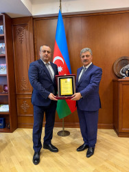 Suraxanı Rayon İcra Hakimiyyətinin başçısı Adil Əliyev Rayon Mənzil Kommunal-Təsərrüfatı Birliyinin müdiri Məmmədov Mais İlyas oğlunu 65 illik yubileyi münasibətilə təbrik edib və onu rayonun sosial-iqtisadi həyatında uzun illər səmərəli fəaliyyətinə görə təltif edib