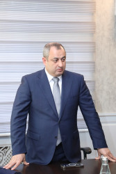 Azərbaycanda prokurorluq orqanlarının yaranmasının 107 illiyi və  prokurorluq işçilərinin peşə bayramı günü münasibətilə Suraxanı Rayon İcra Hakimiyyətinin başçısı Adil Əliyev, Rayon prokuroru Rəşid Mahmudov, RİHB-nin müavinləri və rayon Prokurorluğunun əməkdaşları Ümummilli lider Heydər Əliyevin Suraxanı rayonunda adını daşıyan parkda ucalan abidəsini ziyarət edib, önünə gül dəstələri düzərək xatirəsini ehtiramla anıblar