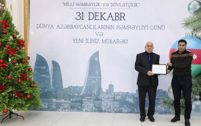 31 Dekabr - Dünya Azərbaycanlılarının Həmrəyliyi Günü və Yeni il bayramı münasibətilə rayonun ictimai həyatında fəal iştirakına görə bir qrup şəxs Rayon İcra Hakimiyyəti başçısının və YAP Suraxanı Rayon Təşkilatının Fəxri Fərmanları ilə təltif olunublar
