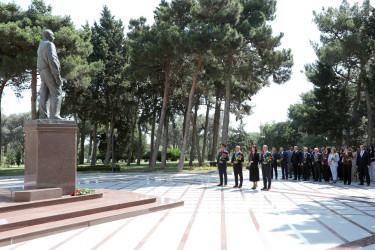 Suraxanı Rayon İcra Hakimiyyətinin təşkilatçılığı ilə 23 İyun - Dövlət Qulluqçularının Peşə Bayramı qeyd edilib. Tədbirdə Rayon İcra Hakimiyyətinin başçısı Adil Əliyev, YAP Suraxanı Rayon Təşkilatının sədri Vüqar Seyidov, rayonun hüquq-mühafizə orqanlarının rəhbərləri, RİHB-nin müavinləri, rayonun dövlət qulluqçuları iştirak ediblər