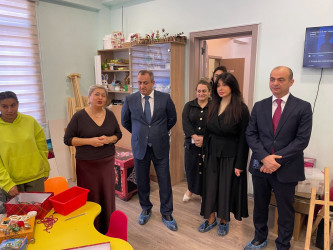 31 Dekabr - Dünya Azərbaycanlılarının Həmrəyliyi Günü və Yeni il bayramı münasibətilə Suraxanı Rayon İcra Hakimiyyətinin başçısı Adil Əliyev və müavinləri "Azərbaycan Uşaqları" İctimai Birliyinin nəzdində 2007-ci ildən fəaliyyət göstərən Uşaq Sığınacağı - Reinteqrasiya Mərkəzinin sakinlərini ziyarət ediblər