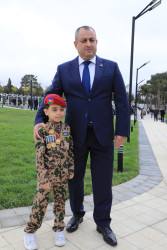 Suraxanı Rayon İcra Hakimiyyətinin başçısı Adil Əliyev, müavinləri və şöbə müdirləri 27 sentyabr - Anım Günü ilə əlaqədar Fəxri Xiyabanda Şəhidlərin məzarını ziyarət edərək gül dəstələri düzüb, onların əziz xatirəsini ehtiramla yad ediblər