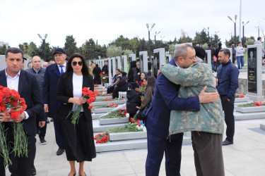 Suraxanı Rayon İcra Hakimiyyətinin başçısı Adil Əliyev, müavinləri və şöbə müdirləri 27 sentyabr - Anım Günü ilə əlaqədar Fəxri Xiyabanda Şəhidlərin məzarını ziyarət edərək gül dəstələri düzüb, onların əziz xatirəsini ehtiramla yad ediblər