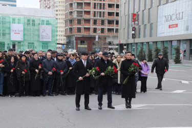 Suraxanı Rayon İcra Hakimiyyəti olaraq bu gün rayon ictimaiyyəti ilə birgə Xocalı soyqırımı abidəsini ziyarət etdik.