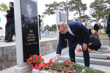 Suraxanı Rayon İcra Hakimiyyətinin başçısı Adil Əliyev, müavinləri və şöbə müdirləri 27 sentyabr - Anım Günü ilə əlaqədar Fəxri Xiyabanda Şəhidlərin məzarını ziyarət edərək gül dəstələri düzüb, onların əziz xatirəsini ehtiramla yad ediblər