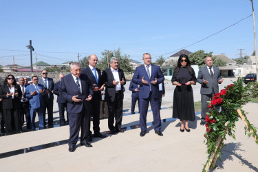Suraxanı Rayon İcra Hakimiyyətinin başçısı Adil Əliyev və müavinləri Yeni Suraxanı, Binə, Hövsan, Zığ, Sabunçu və Qala qəsəbələrində vətənimizin müstəqilliyi və ərazi bütövlüyü uğrunda canlarını fəda etmiş şəhidlərimizin məzarlarını ziyarət ediblər