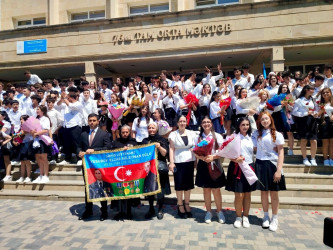 Bu gün ümumtəhsil müəssisələrində “Son zəng” çalınıb Bu münasibətlə Suraxanı rayonunun bütün məktəblərində “Son zəng” tədbirlərində Rayon İcra Hakimiyyəti başçısı Aparatının, qəsəbə inzibati ərazi dairələri üzrə nümayəndəliklərin və bələdiyyələrin məsul əməkdaşları iştirak edərək Rayon İcra Hakimiyyəti başçısının təbriklərini çatdırıblar.