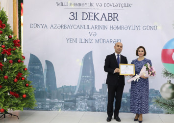 31 Dekabr - Dünya Azərbaycanlılarının Həmrəyliyi Günü və Yeni il bayramı münasibətilə rayonun ictimai həyatında fəal iştirakına görə bir qrup şəxs Rayon İcra Hakimiyyəti başçısının və YAP Suraxanı Rayon Təşkilatının Fəxri Fərmanları ilə təltif olunublar