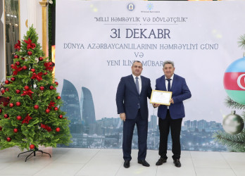 31 Dekabr - Dünya Azərbaycanlılarının Həmrəyliyi Günü və Yeni il bayramı münasibətilə rayonun ictimai həyatında fəal iştirakına görə bir qrup şəxs Rayon İcra Hakimiyyəti başçısının və YAP Suraxanı Rayon Təşkilatının Fəxri Fərmanları ilə təltif olunublar