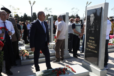 Suraxanı Rayon İcra Hakimiyyətinin başçısı Adil Əliyev, müavinləri və sektor müdirləri 27 sentyabr - Anım Günü ilə əlaqədar Fəxri Xiyabanda Şəhidlərin məzarını ziyarət edərək gül dəstələri düzüb, onların əziz xatirəsini ehtiramla yad ediblər