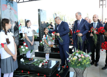 27 Sentyabr – Anım Günü ərəfəsində Suraxanı rayonunda Vətənimizin müstəqilliyi, suverenliyi və ərazi bütövlüyü uğrunda canından keçərək şəhidlik zirvəsinə ucalmış qəhrəmanlarımızın əziz xatirəsi dərin ehtiramla yad edilib
